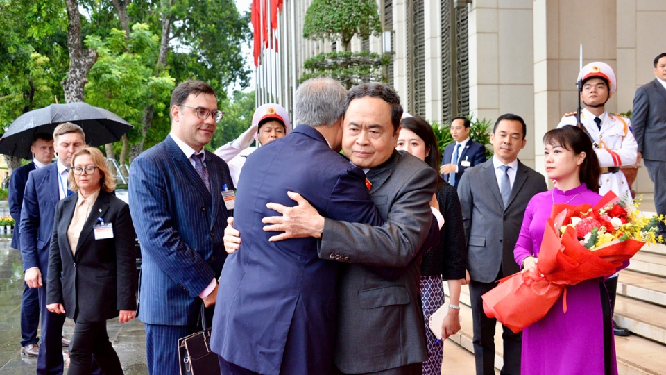 1._russian_state_duman_chairman_volodin_warmly_welcomed_in_hanoi_on_official_visit.jpg