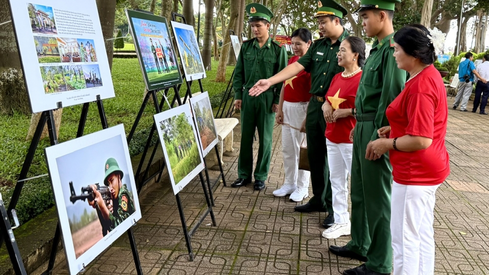 17-9 trien lam 2.jpg