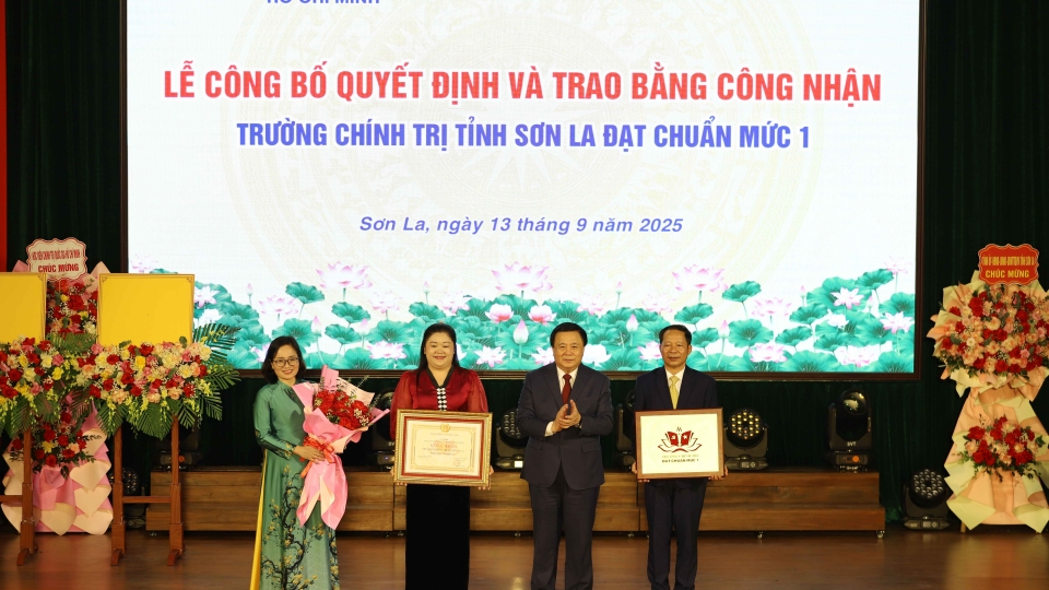 1_ong_nguyen_xuan_thang_trao_bang_cong_nhan_truong_chinh_tri_tinh_son_la_dat_chuan_muc_1_cho_tap_the_ban_giam_hieu_nha_truong.jpg