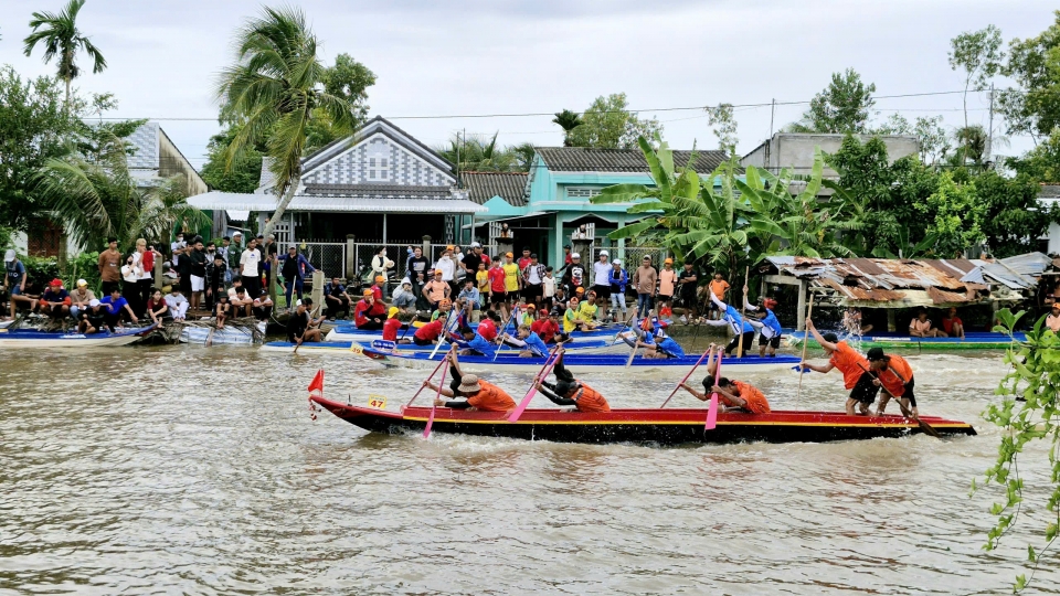 8 Mỗi đội ghe có 8 người bơi.jpg