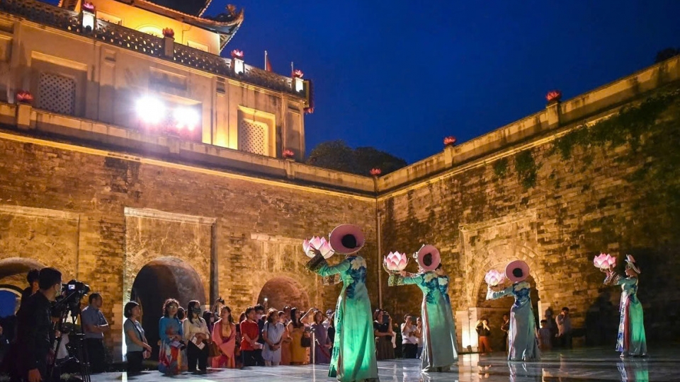 An art performance inside Thang Long imperial citadel 1.jpg