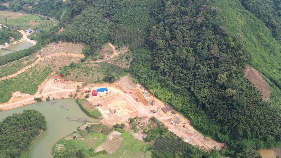 Các đơn vị tập trung máy móc, thiết bị triển khai thi công tại các vị trí đã nhận mặt bằng.jpg