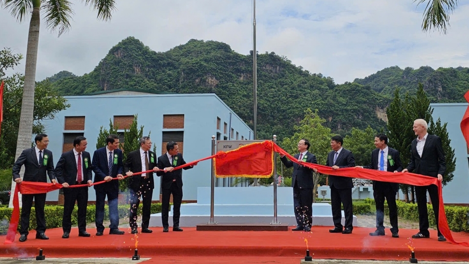 Các đại biểu gắn biển công trình..jpeg