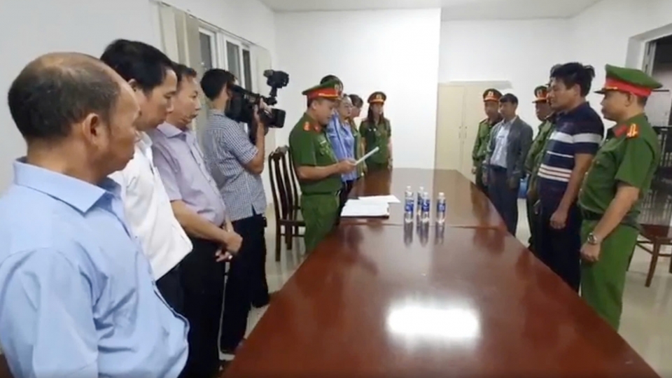 Cơ quan chức năng đọc lệnh khởi tố, bắt giam hai trưởng kho Bệnh viện Đa khoa vùng Tây Nguyên.jpg