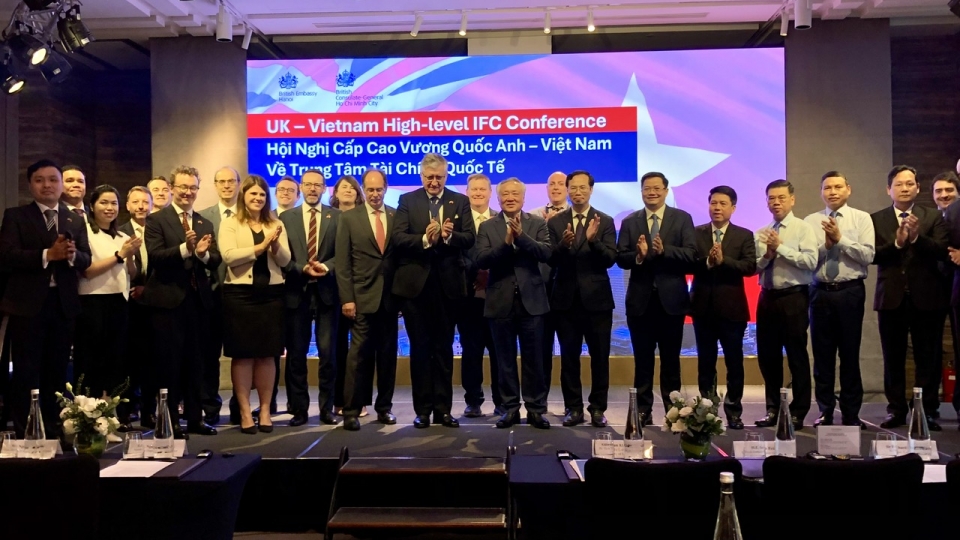 Chụp ảnh cùng các đại biểu.jpg