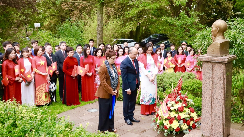 Dai su Viet Nam tai Phap dang hoa tai tuong Bac Ho, tuong Ho Chi Minh tai Phap -vov.jpg