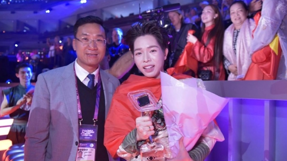 Ha Minh Thang, Deputy Director of the Performing Arts Department, congratulates singer Duc Phuc.jpg