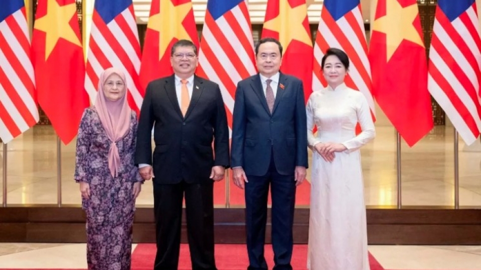 NA Chairman Tran Thanh Man and his spouse pose.jpg