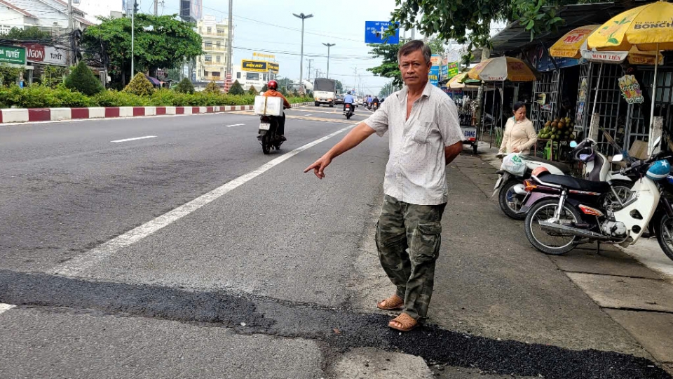 Người dân lo ngại tai nạn giao thông nguy hiểm khi mặt đường nhấp nhô.jpg