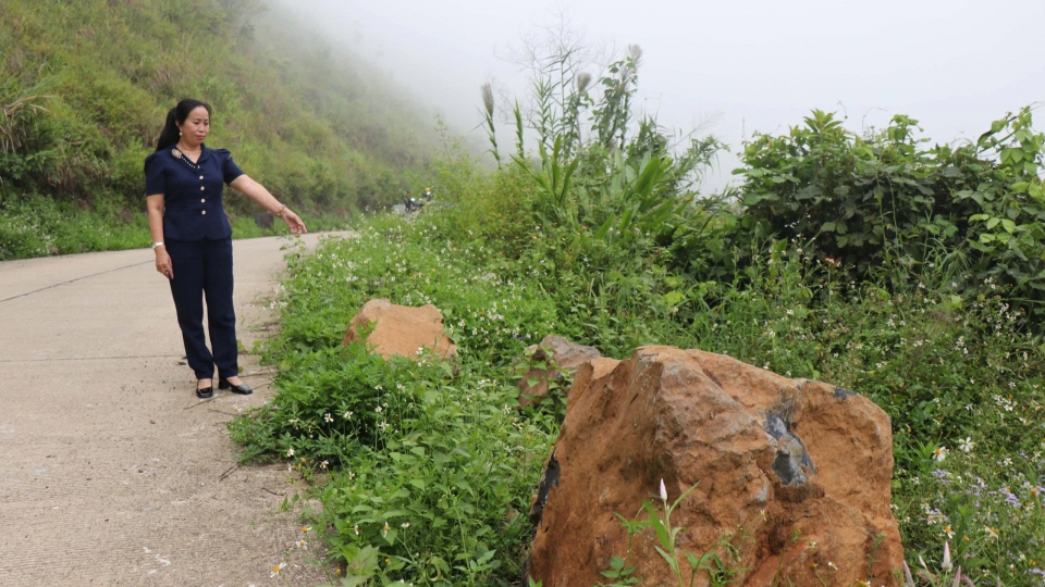 Nhưng tảng đá lớn rơi từ ta luy dương xuống mặt đường..jpg