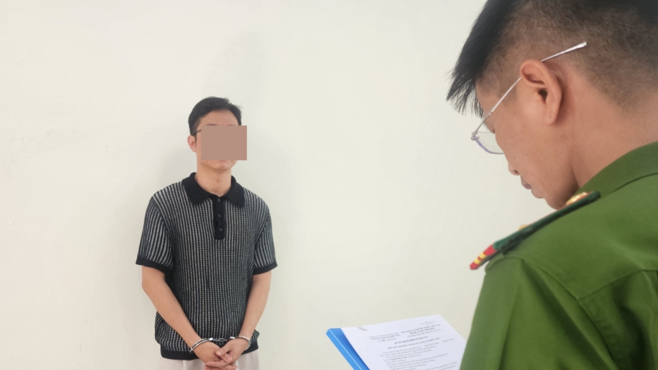 Phòng Cảnh sát hình sự Công an thành phố Đà Nẵng tống đạt các quyết định đối với Nguyễn Duy Tuấn 1.jpg