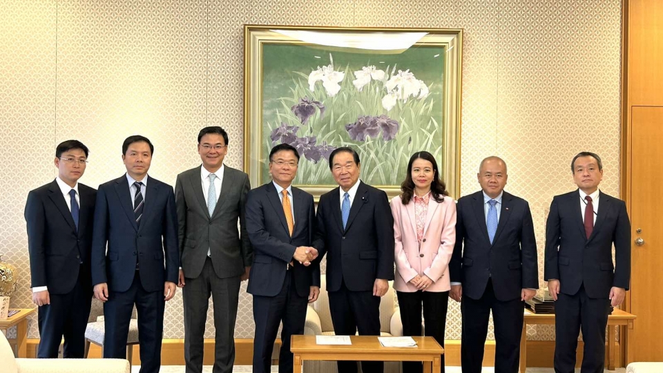 Phó Thủ tướng Lê Thành Long hội kiến Chủ tịch Hạ viện Nukaga Fukushiro (ảnh VOV Tokyo).jpg