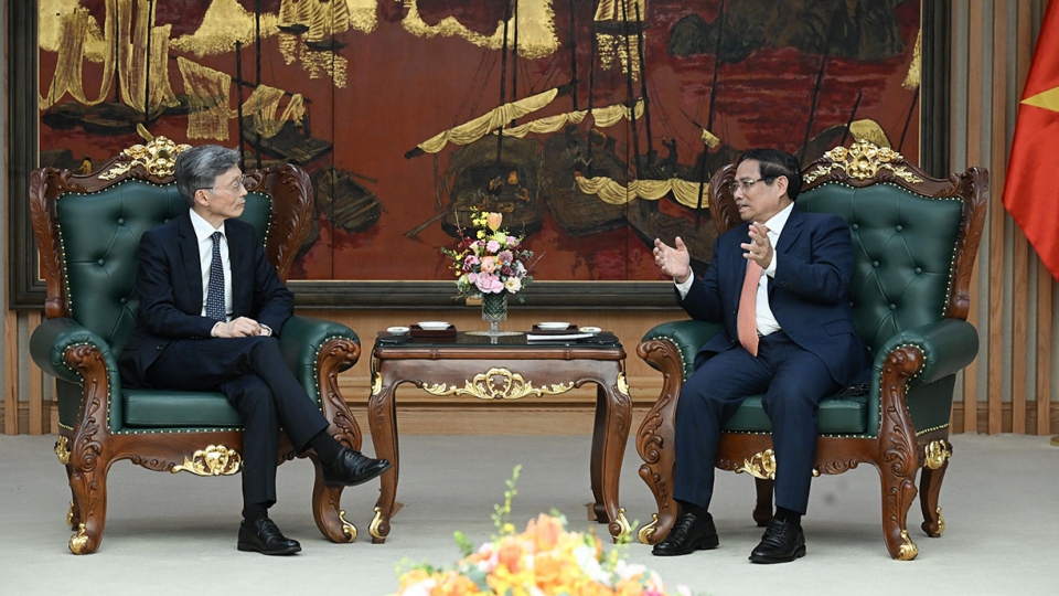 Prime Minister Pham Minh Chinh told Kenji Okamura, IMF Deputy Managing Director, at a meeting in Hanoi on September 18.jpg