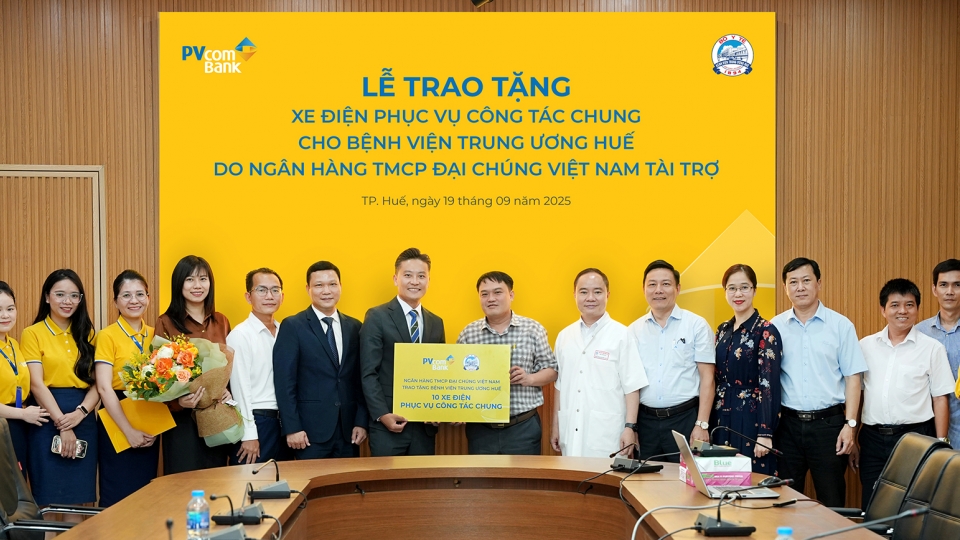 Representatives from PVcomBank and Hue Central Hospital at the donation ceremony.jpg