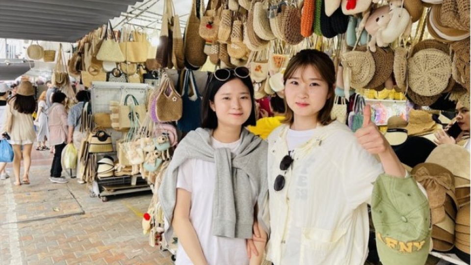 RoK tourists enjoy taking photos at Han Market in Da Nang.jpg