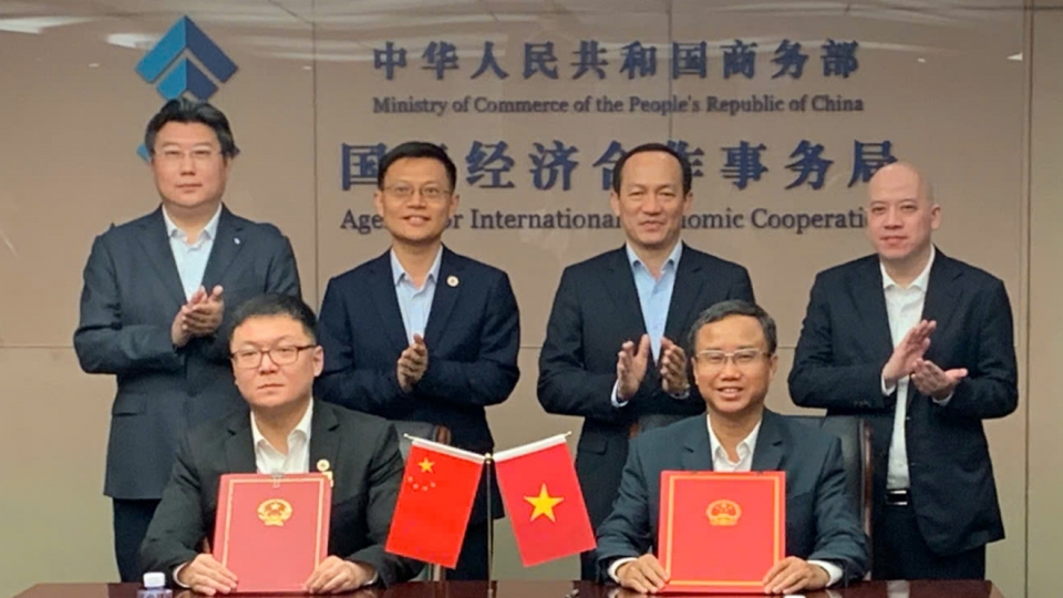 The Ministry of Construction of Vietnam and the Ministry of Commerce of China have recently signed a document to implement a technical assistance project for preparing a feasibility study report of the Lao Cai – Hanoi –.jpg