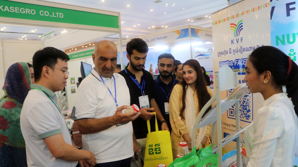 VOV-cac khach hang quoc te quan tam hang hoa tu Viet Nam.jpg