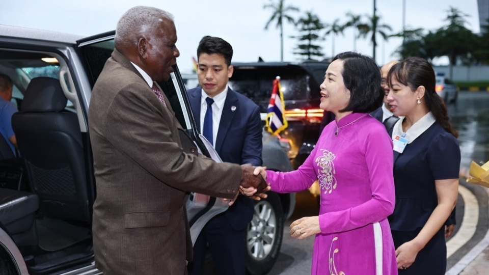 Vice Chairwoman of the National Asembly Nguyen Thi Thanh welcomes Cuban National Assembly leader Esteban Lazo Hernandez at Noi Bai International Aiport_0.jpg