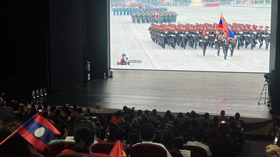 Viet kieu Lao xem dieu binh Quoc khanh Viet Nam 2025 -vov.jpg