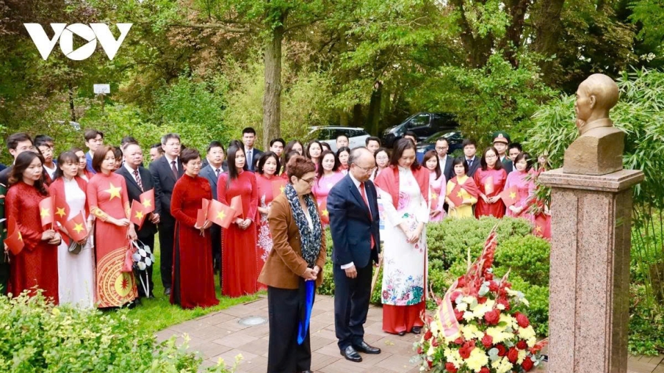 Vietnamese Ambassador to France Dinh Toan Thang, Secretary of the Museum of Living History Association Sabine Pesier, and representatives of the Vietnamese community in France.jpg