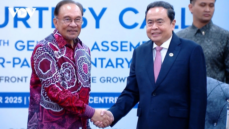 Vietnamese National Assembly Chairman Tran Thanh Man met with Malaysian Prime Minister Anwar Ibrahim  1.jpg