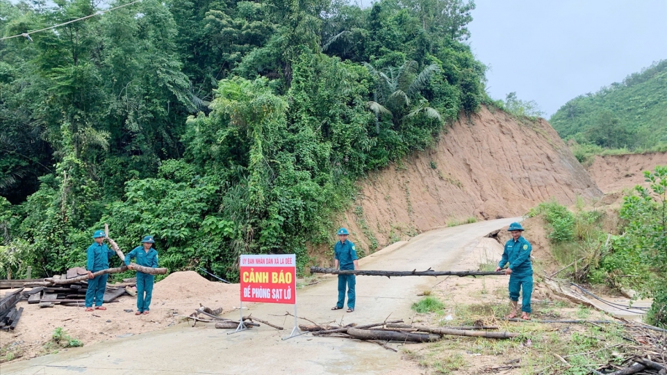 Xã miền núi La Dê (huyện Nam Giang, tỉnh Quảng Nam cũ), TP Đà Nẵng dựng rào chắn cảnh báo sạt lở.jpg