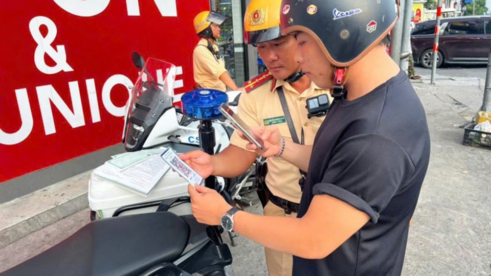 a3-theo-thuong-ta-nguyen-van-quy-nguyen-can-bo-xu-ly-vi-pham-giao-thong-o-ha-noi-viec-ap-dung-nop-phat-tai-cho-qua-qr-la-cai-tien-rat-thuan-tien-cho-luc-luong-cong-an-va-nguoi-di-duong-anh-pc08-tphcm-0724-14.jpg