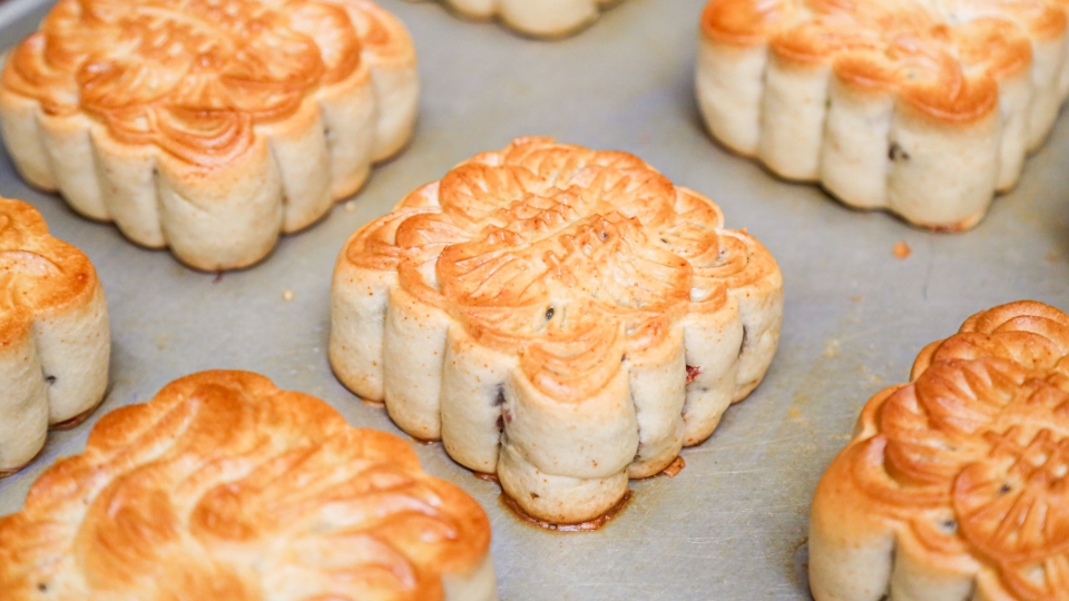 Moon cake makers preserve authentic flavours for Mid-Autumn Festival