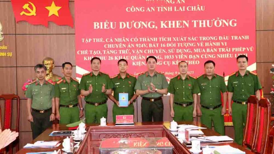ban_giam_doc_cong_an_tinh_lai_chau_khen_tuong_tap_the_ca_nhan_ban_chuyen_an.jpg