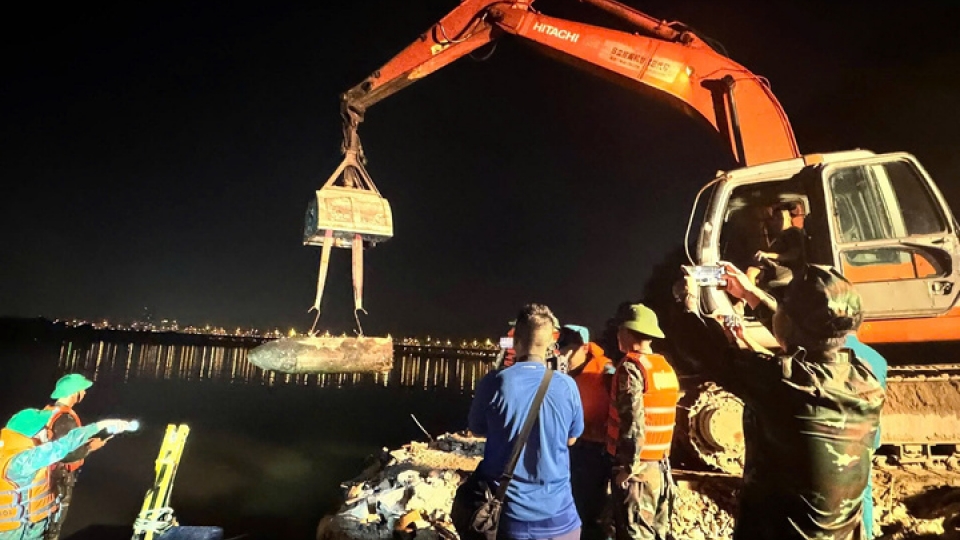 Two large wartime bombs found near Long Bien Bridge