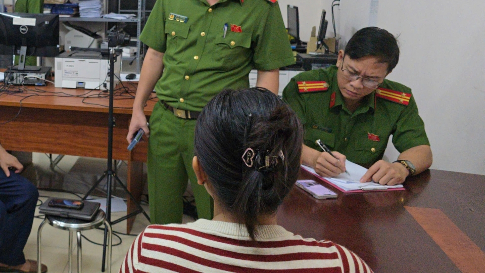 cong_an_xa_quang_chinh_tinh_thanh_hoa_moi_va_lam_viec_voi_cong_dan_c.t.h_ve_viec_dua_thong_tin_sai_lech_len_mang_xa_hoi.jpg