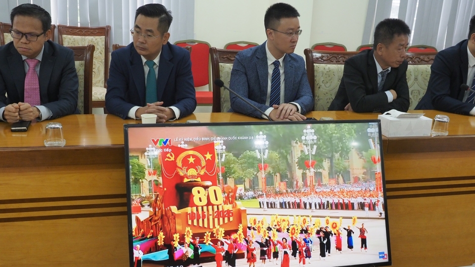 dai su quan Viet Nam tai Campuchia xem tuong thuat Quoc khanh 2025 -vov.jpg