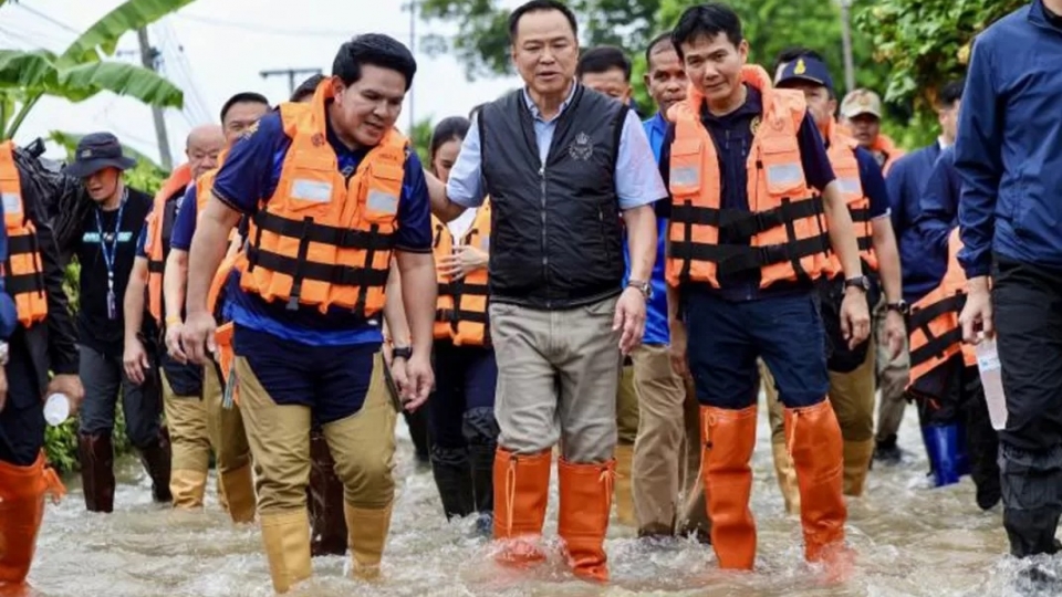 lu lut Thai Lan, thu tuong Thai Lan thi sat lu lut o tinh Ayutthaya 27-9-2025, thu tg Anutin -van fong thu tg Thai Lan.jpg