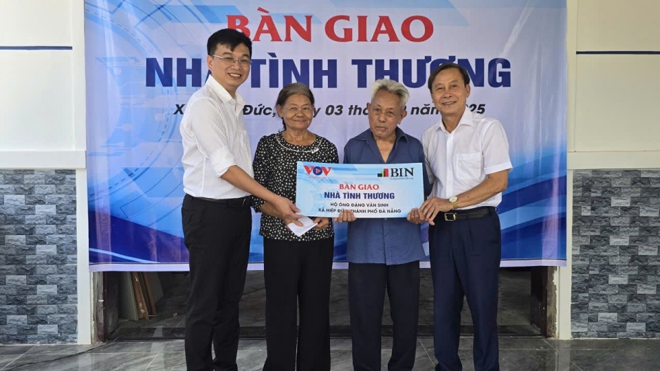 ong_pham_tan_tu_giam_doc_vov_mien_trung_ben_phai_va_ong_le_hung_anh_chu_tich_tap_doan_bin_corporation_ban_giao_nha_cho_ho_ong_dang_van_sinh_20250903163950.jpg
