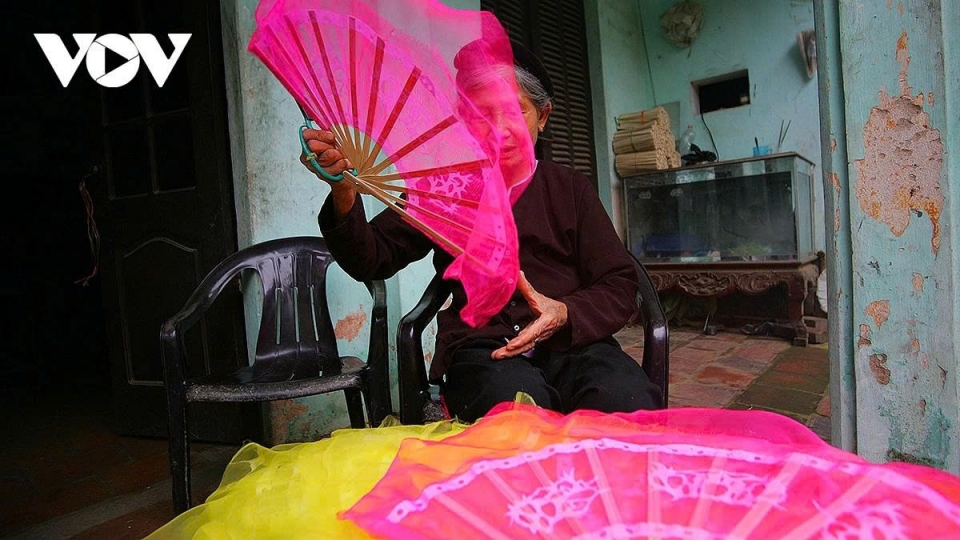 Discovering Chang Son traditional paper fan making village in Hanoi