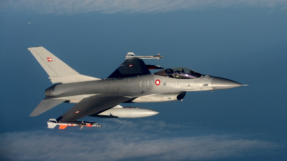 tiem kich f-16.jpg