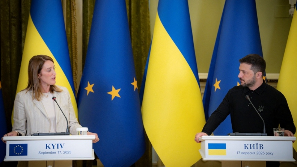 tong_thong_ukraine_zelenskiy_va_chu_tich_nghi_vien_chau_au_metsola_tham_du_mot_cuoc_hop_bao_tai_kyiv._reuters.jpg
