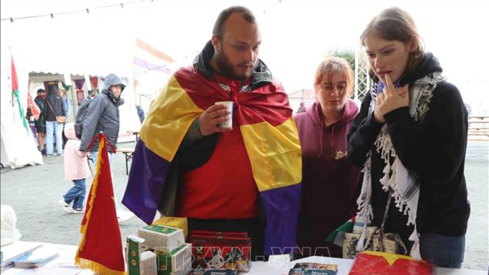 vna_potal_viet_nam_tham_du_le_hoi_manifiesta_2025_tai_bi_stand.jpg