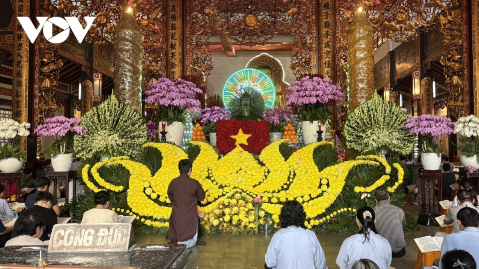 Vu Lan Festival draws crowds to pagodas in HCM City to honor parents and ancestors