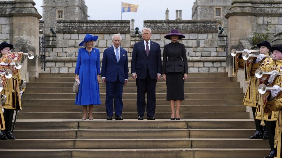 vua_charles_iii_cung_hoang_hau_camilla_da_long_trong_chu_tri_le_don_tong_thong_my_donald_trump_cung_phu_nhan_tai_lau_dai_windsor_voi_loat_ban_dai_bac_mot_doan_xe_ngua_dieu_hanh_cac_nghi_le_voi_su_t.jpg