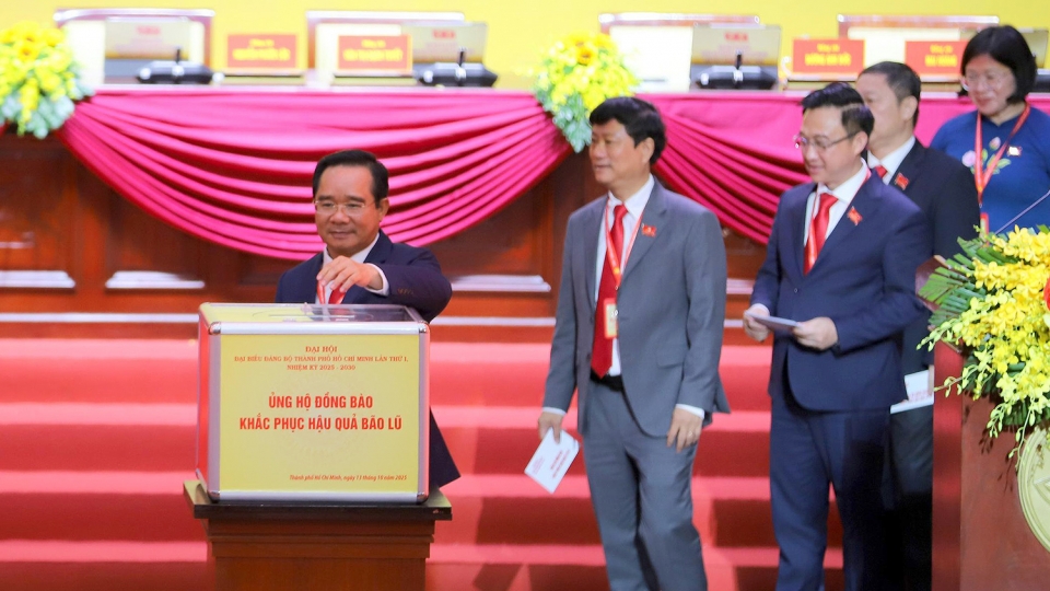 Đại biểu TPHCM ủng hộ đồng bào khắc phục hậu quả lũ lụt.jpg