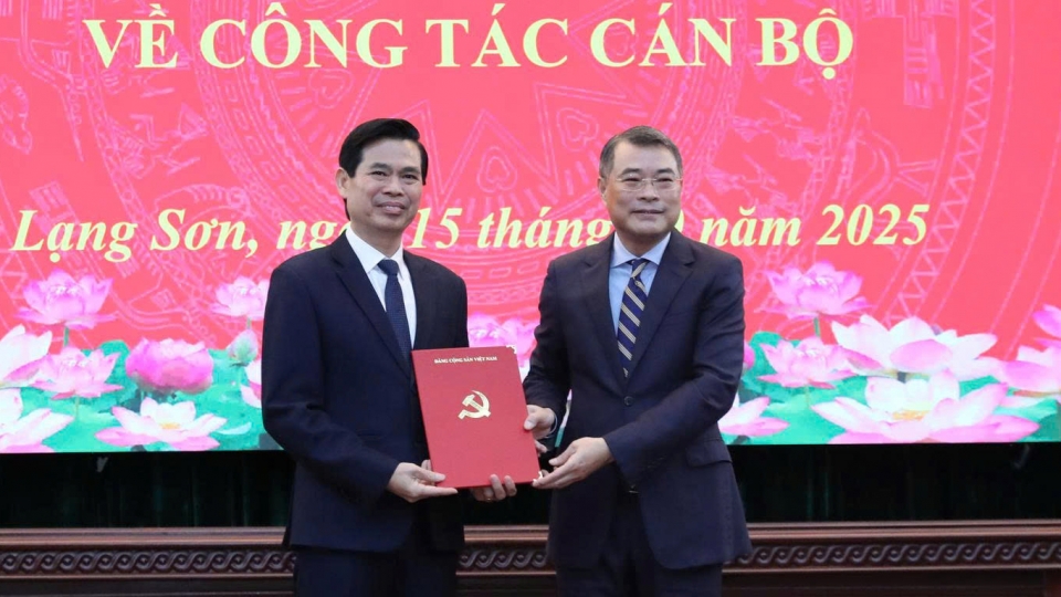 Đồng chí Lê Minh Hưng, Ủy viên Bộ Chính trị, Bí thư Trung ương Đảng, Trưởng ban Tổ chức Trung ương trao quyết định và giao nhiệm vụ cho đồng chí Hoàng Quốc Khánh.jpg