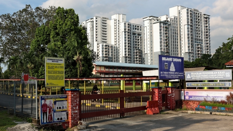 Ảnh một trường học tại thành phố Johor Bahru đóng cửa từ ngày 8 - 17.10 theo khuyến cáo của Cơ quan y tế sau khi dịch cúm bùng phát - Nguồn Bernama.jpeg