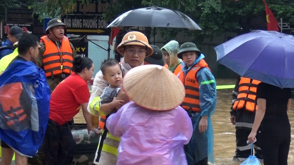 Những người hùng trong tâm lũ ở Thái Nguyên