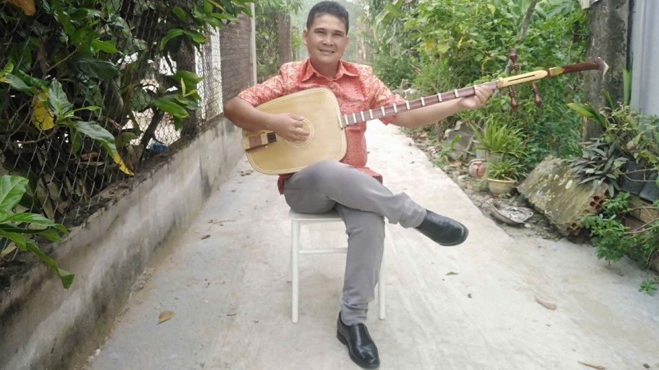 1. Nghệ sĩ Chơne Sô Pha Ra biểu diễn Chằm riêng chà pây - Một loại hình nghệ thuật độc đáo của dân tộc Khmer.jpg