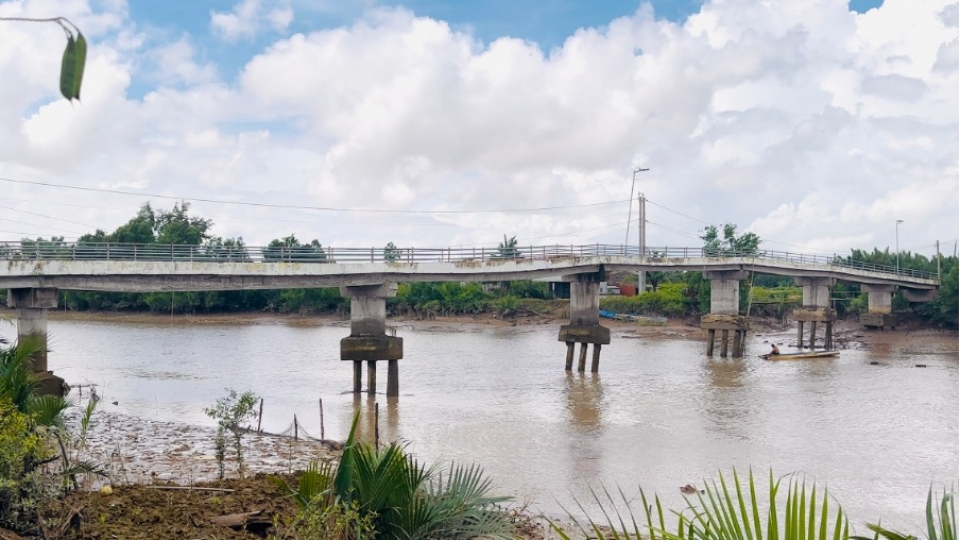 Cầu tiền tỷ thành “cái bẫy” giữa lòng sông Xẻo Bọng ở Vĩnh Long