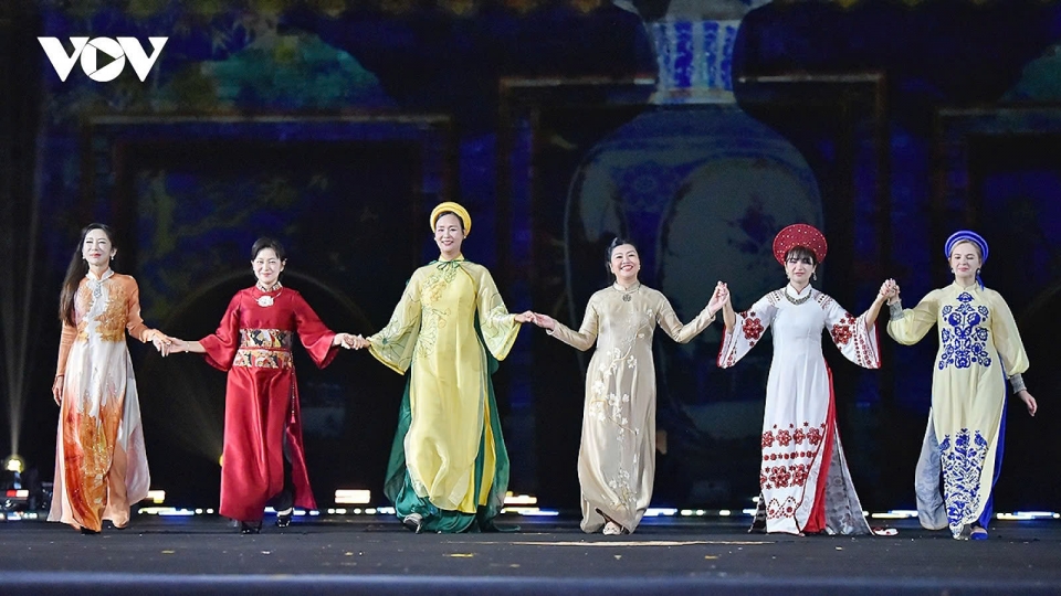 Ambassadors’ spouses elegantly display Vietnam’s Áo Dài heritage