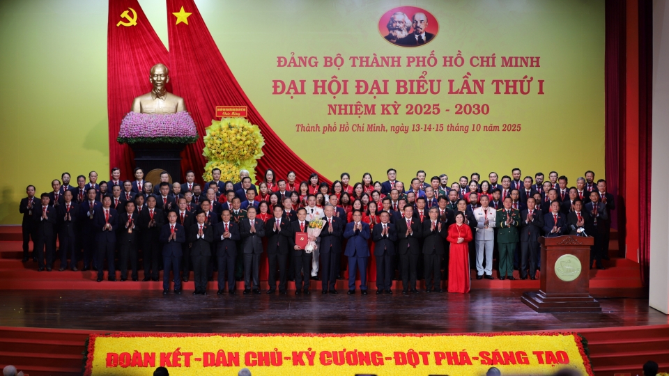 15._tong_bi_thu_to_lam_cung_chu_tich_nuoc_luong_cuong_thu_tuong_pham_minh_chinh_chu_tich_quoc_hoi_tran_thanh_man_va_cac_lanh_dao_chuc_mung_ban_chap_hanh_dang_bo_tp.hcm_nhiem_ky_2025_-_2030.jpg
