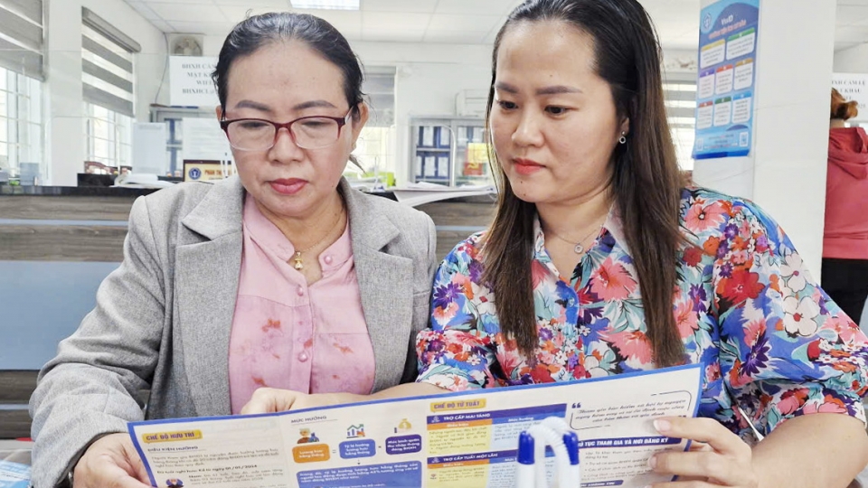 1_ba_le_thi_my_duoc_nhan_vien_bao_hiem_xa_hoi_co_so_cam_le_tuyen_truyen_ve_chinh_sach_bao_hiem_xa_hoi_tu_nguyen.jpg