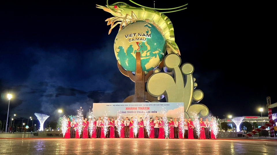 1_cac_dai_bieu_cat_khang_khanh_thanh_cac_cong_trinh_chao_mung_dai_hoi_dang_tai_quang_truong_phan_ngoc_hien.jpg